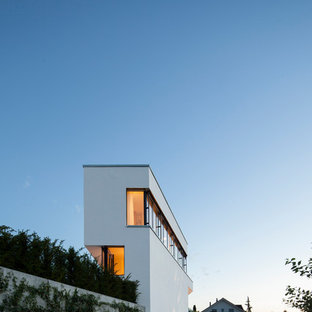 Großes, Dreistöckiges, Graues Modernes Einfamilienhaus mit Putzfassade und Flachdach in Stuttgart