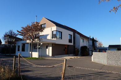 Große, Dreistöckige Moderne Doppelhaushälfte mit Putzfassade, weißer Fassadenfarbe, Satteldach und Ziegeldach in Sonstige