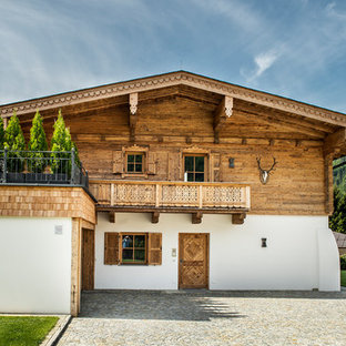 Geräumiges, Zweistöckiges, Braunes Country Einfamilienhaus mit Satteldach, Ziegeldach und Mix-Fassade in Nürnberg