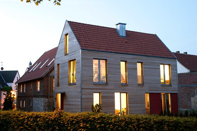 Mittelgroße, Zweistöckige Moderne Holzfassade Haus mit beiger Fassadenfarbe in Sonstige