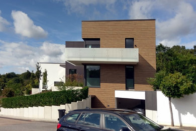 Großes, Zweistöckiges Modernes Haus mit brauner Fassadenfarbe, Flachdach und Misch-Dachdeckung in Frankfurt am Main