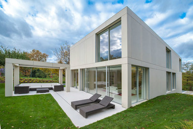 Ejemplo de fachada gris moderna de dos plantas con tejado plano