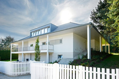 Großes, Dreistöckiges Modernes Einfamilienhaus mit Putzfassade, weißer Fassadenfarbe, Halbwalmdach und Ziegeldach in Stuttgart