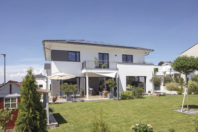 Zweistöckiges Modernes Einfamilienhaus mit Putzfassade, weißer Fassadenfarbe, Walmdach und Ziegeldach in Sonstige
