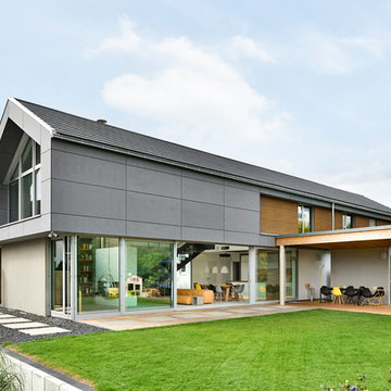 Modernes Haus mit offenem Wohnbereich, Kamin und Glasfassade