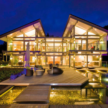 Modernes Luxushaus mit Teich und Terrasse