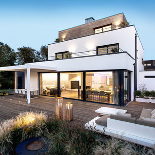 Großes, Dreistöckiges, Weißes Modernes Einfamilienhaus mit Mix-Fassade und Flachdach in Bremen