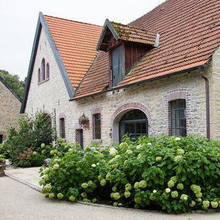 Großes, Dreistöckiges, Beigefarbenes Country Einfamilienhaus mit Backsteinfassade, Satteldach und Ziegeldach in Sonstige