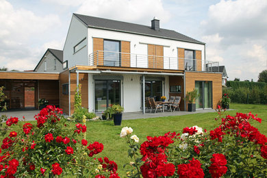 Свежая идея для дизайна: двухэтажный дом в стиле модернизм - отличное фото интерьера
