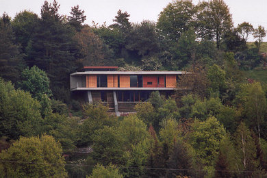 This is an example of a contemporary house exterior in Nuremberg.