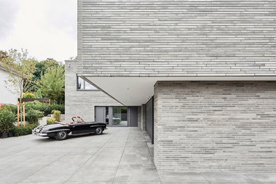 Modernes Einfamilienhaus mit Backsteinfassade, grauer Fassadenfarbe und Flachdach in Essen