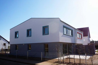 Zweistöckige Moderne Doppelhaushälfte mit Putzfassade und Ziegeldach in Nürnberg