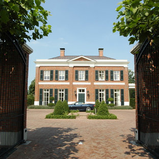 Mittelgroßes, Zweistöckiges, Rotes Klassisches Haus mit Backsteinfassade und Walmdach in Düsseldorf