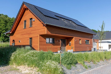 Mittelgroße, Zweistöckige Rustikale Holzfassade Haus in Sonstige