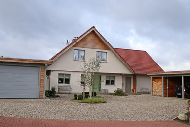 Geräumiges, Zweistöckiges Landhausstil Einfamilienhaus mit Putzfassade, weißer Fassadenfarbe, Ziegeldach und Satteldach in Sonstige