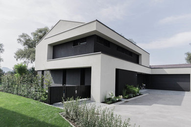 Großes, Zweistöckiges Modernes Einfamilienhaus mit Mix-Fassade und bunter Fassadenfarbe in München