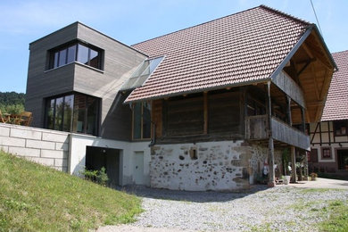 Kleine, Zweistöckige Moderne Holzfassade Haus mit brauner Fassadenfarbe und Flachdach in Stuttgart