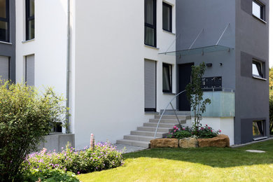 Dreistöckiges Modernes Haus mit Putzfassade und bunter Fassadenfarbe in Stuttgart