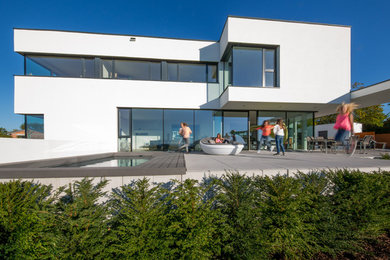 Geräumiges, Zweistöckiges Modernes Haus mit weißer Fassadenfarbe und Flachdach in Nürnberg