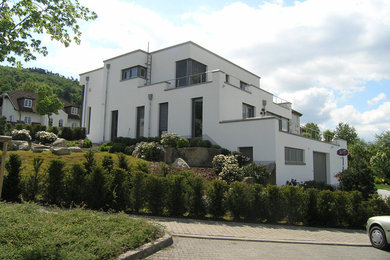 Modernes Haus mit weißer Fassadenfarbe und Flachdach in Frankfurt am Main