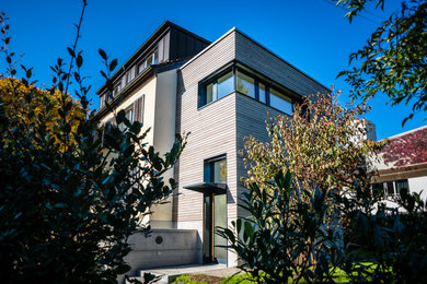 Kleines, Zweistöckiges Modernes Haus mit grauer Fassadenfarbe und Flachdach in Sonstige