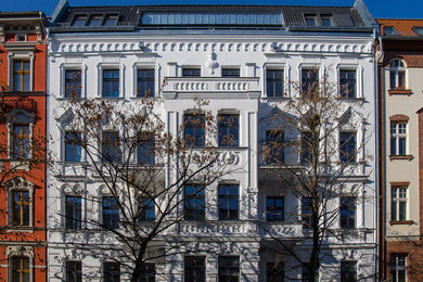 Großes, Dreistöckiges Klassisches Wohnung mit Putzfassade, weißer Fassadenfarbe, Satteldach und Schindeldach in Berlin