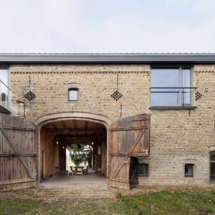 Haus mit Backsteinfassade und Blechdach in Berlin
