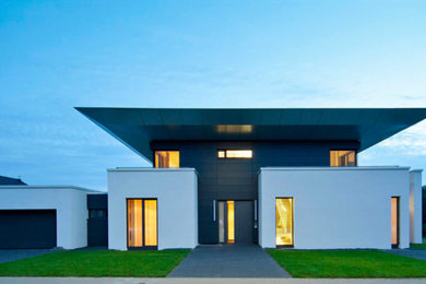 Zweistöckiges, Großes Modernes Haus mit Mix-Fassade, schwarzer Fassadenfarbe und Flachdach in Stuttgart