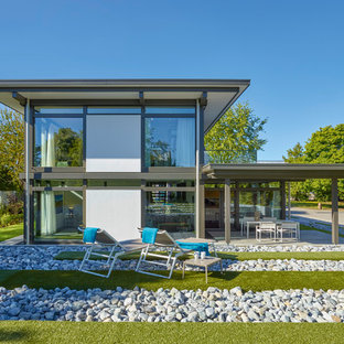 Zweistöckiges, Weißes Modernes Einfamilienhaus mit Mix-Fassade und Flachdach in Sonstige