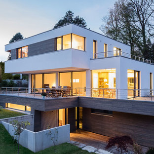Großes, Dreistöckiges, Weißes Modernes Einfamilienhaus mit Mix-Fassade und Flachdach in München