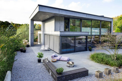 Großes, Zweistöckiges Modernes Wohnung mit Betonfassade, grauer Fassadenfarbe, Flachdach und Blechdach in Dortmund