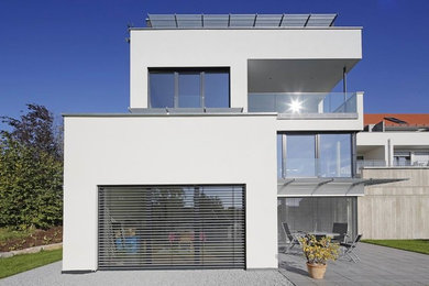 Zweistöckiges, Mittelgroßes Modernes Haus mit weißer Fassadenfarbe und Flachdach in Stuttgart