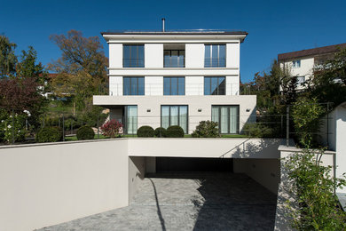 Ejemplo de fachada de casa blanca actual extra grande con revestimiento de piedra y tejado plano