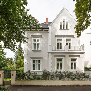 Zweistöckiges, Beigefarbenes Klassisches Einfamilienhaus mit Steinfassade, Walmdach und Ziegeldach in Köln
