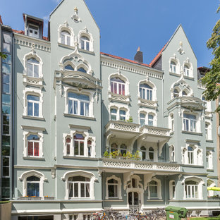 Dreistöckiges, Grünes Klassisches Wohnung mit Satteldach und Ziegeldach in Hannover