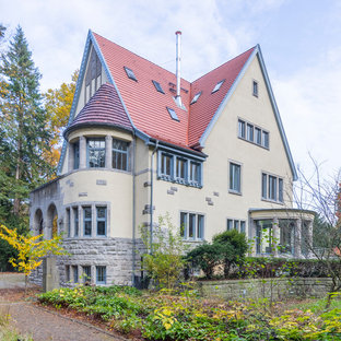 Dreistöckiges, Beigefarbenes Klassisches Einfamilienhaus mit Mix-Fassade, Satteldach und Ziegeldach in Hannover