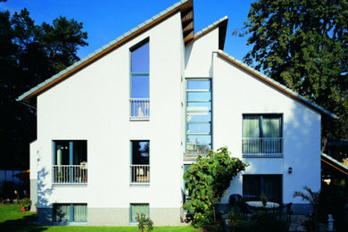 Modernes Haus mit weißer Fassadenfarbe in Berlin