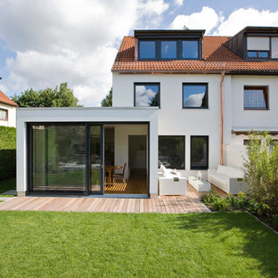 Mittelgroßes, Dreistöckiges, Weißes Modernes Reihenhaus mit Putzfassade, Satteldach und Ziegeldach in München