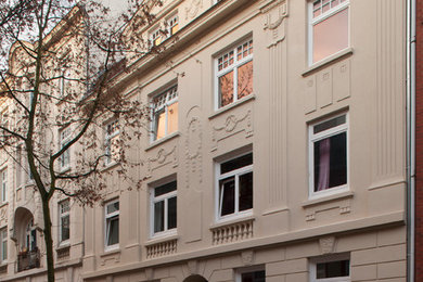 ハンブルクにあるトラディショナルスタイルのおしゃれな家の外観の写真