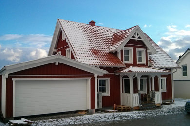 Zweistöckige Skandinavische Holzfassade Haus mit roter Fassadenfarbe und Satteldach in Nürnberg