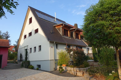 Kleine, Zweistöckige Moderne Doppelhaushälfte mit Putzfassade, beiger Fassadenfarbe, Satteldach und Ziegeldach in Nürnberg