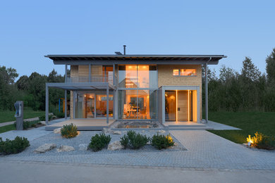Mittelgroßes, Zweistöckiges Modernes Haus mit brauner Fassadenfarbe und Flachdach in Sonstige