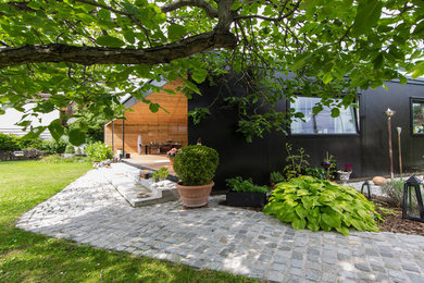 Kleines, Einstöckiges Skandinavisches Haus mit schwarzer Fassadenfarbe und Flachdach in Sonstige