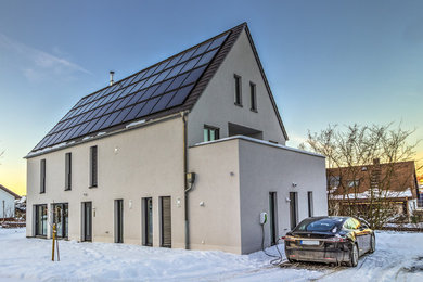 Mittelgroßes, Zweistöckiges Modernes Haus mit weißer Fassadenfarbe und Satteldach in Nürnberg