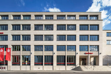 Modernes Haus mit Steinfassade, beiger Fassadenfarbe und Flachdach in Frankfurt am Main