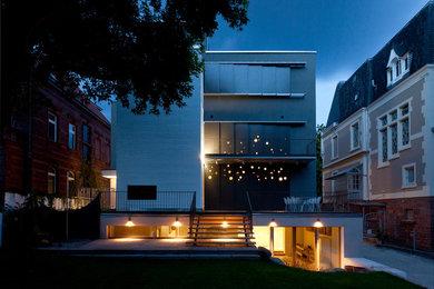 Geräumiges, Vierstöckiges Modernes Haus mit Putzfassade, grauer Fassadenfarbe und Flachdach in Sonstige