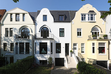 Mittelgroßes, Dreistöckiges Modernes Haus mit weißer Fassadenfarbe in Hamburg