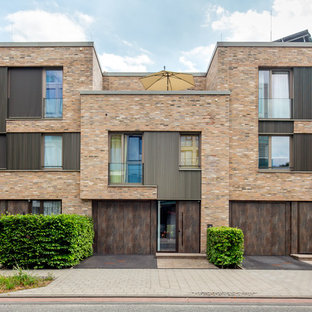 Mittelgroßes, Dreistöckiges, Braunes Modernes Reihenhaus mit Mix-Fassade und Flachdach in Bremen