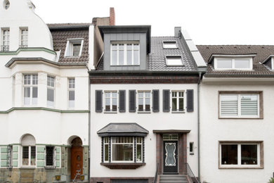 Modernes Einfamilienhaus mit Putzfassade und grauem Dach in Düsseldorf