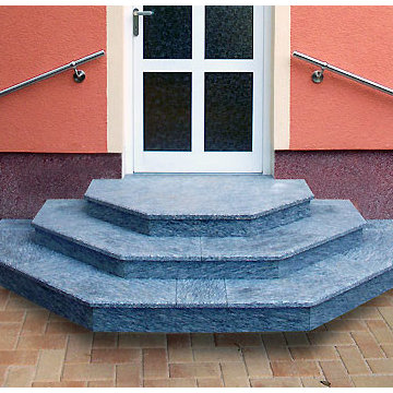 Trapezförmige Außentreppen – eine äußerst hübsche Form, um das Haus von allen Se